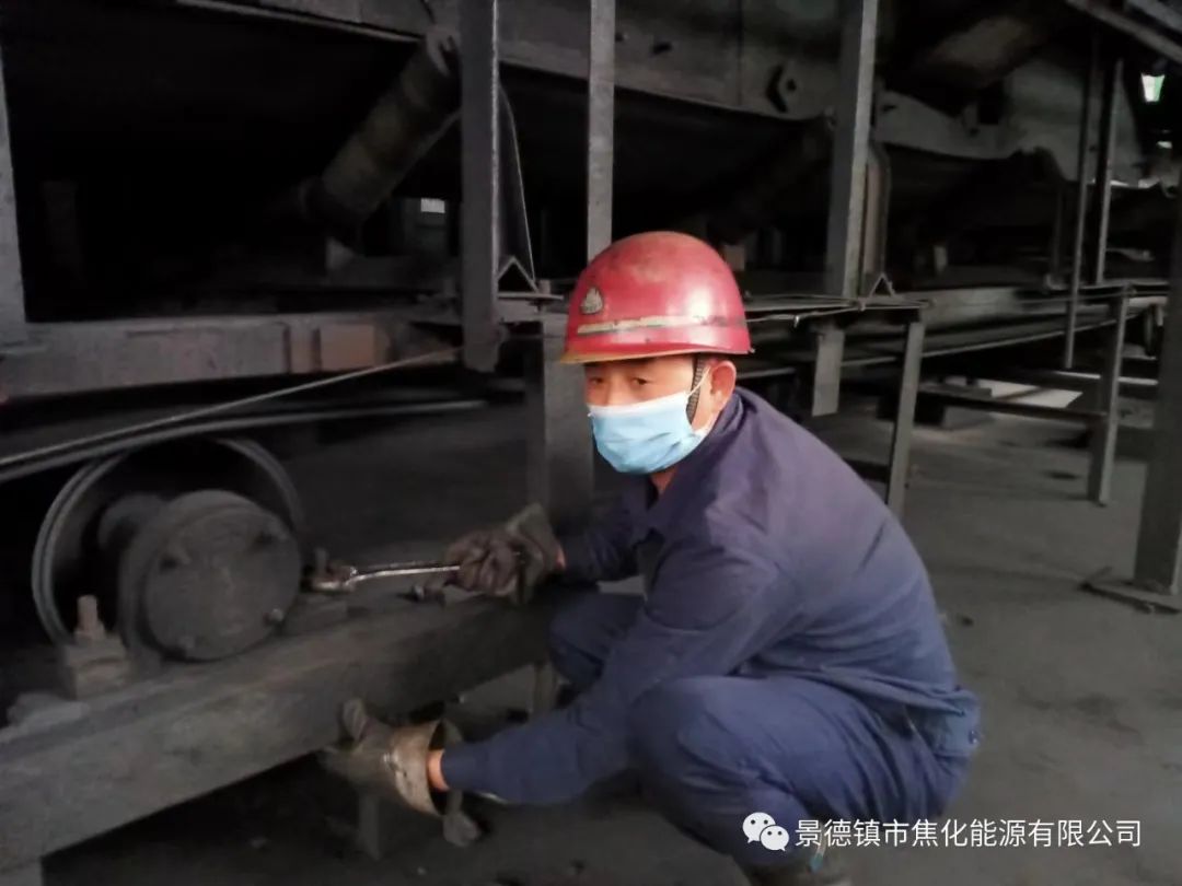 “老線這邊人手不夠，你們那邊有誰可以過來支援？”“好的，我馬上來。”聽到這個消息時，羅國安剛剛結(jié)束新線的維修工作，但他二話不說，立即拿起維修包，投入到老線的維修工作當中。每天工作10小時以上已經(jīng)成為抗疫期間的常態(tài)，雖然身體很疲憊，但是他沒有任何怨言，“確實很辛苦、很累，但現(xiàn)在正是特殊時期，只有保障公司生產(chǎn)經(jīng)營“不斷檔”，我們生活才能“不斷線”，恰恰我所在的運輸廠就是承擔著焦炭煤炭運輸?shù)闹匾氊煟晕腋鼞?yīng)該恪盡職守，保障好這些設(shè)備的穩(wěn)定運行。”.jpg